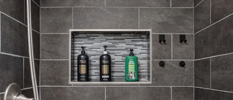 Haartrockner, Bidet, Handtücher, Seife