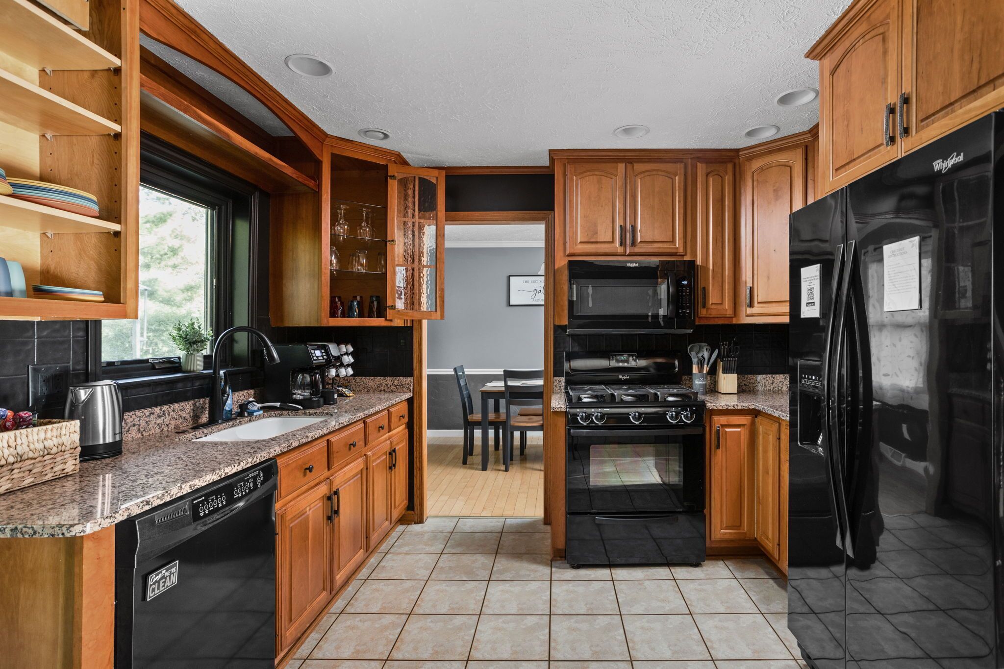 Køleskab, mikrobølgeovn, ovn, kogeplade