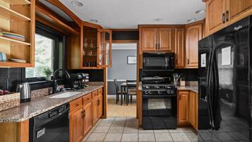 Køleskab, mikrobølgeovn, ovn, kogeplade