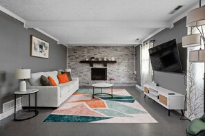 Living area - Winter stay Family Fun with game room & backyard (Greenwood)