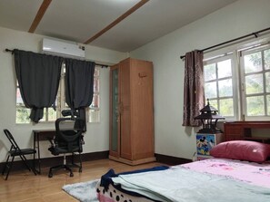 Een strijkplank/strijkijzer, wifi, beddengoed