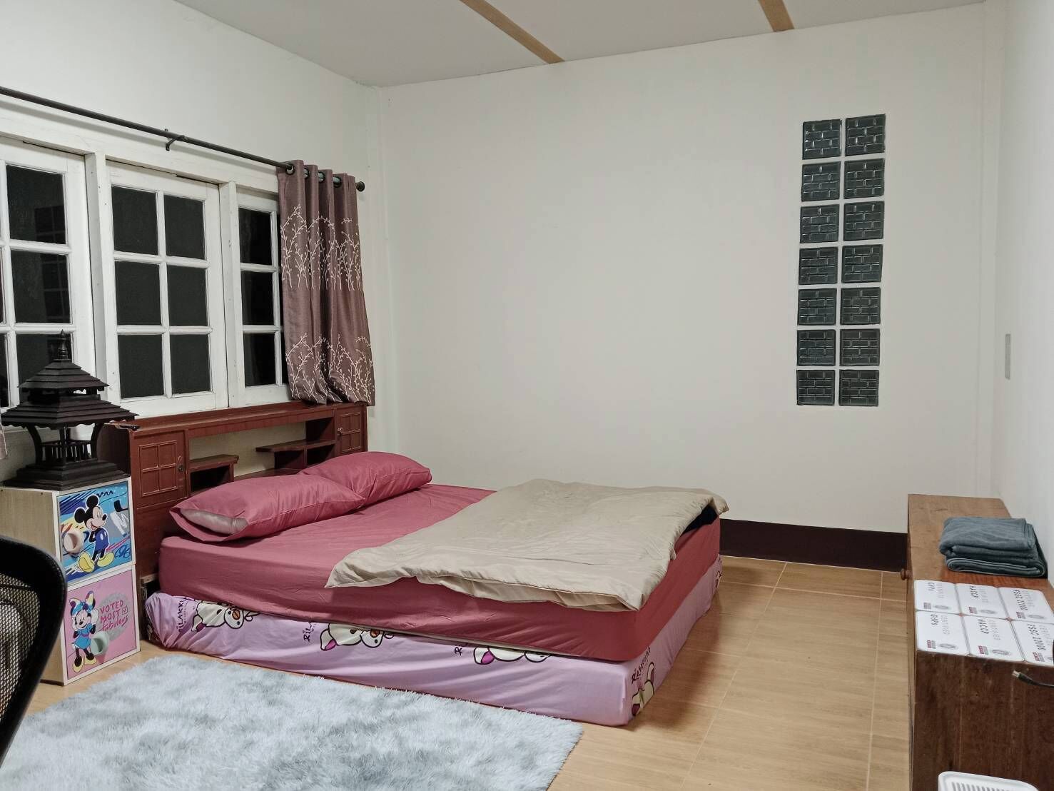 Iron/ironing board, WiFi, bed sheets
