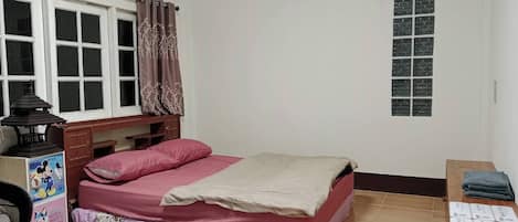Iron/ironing board, WiFi, bed sheets