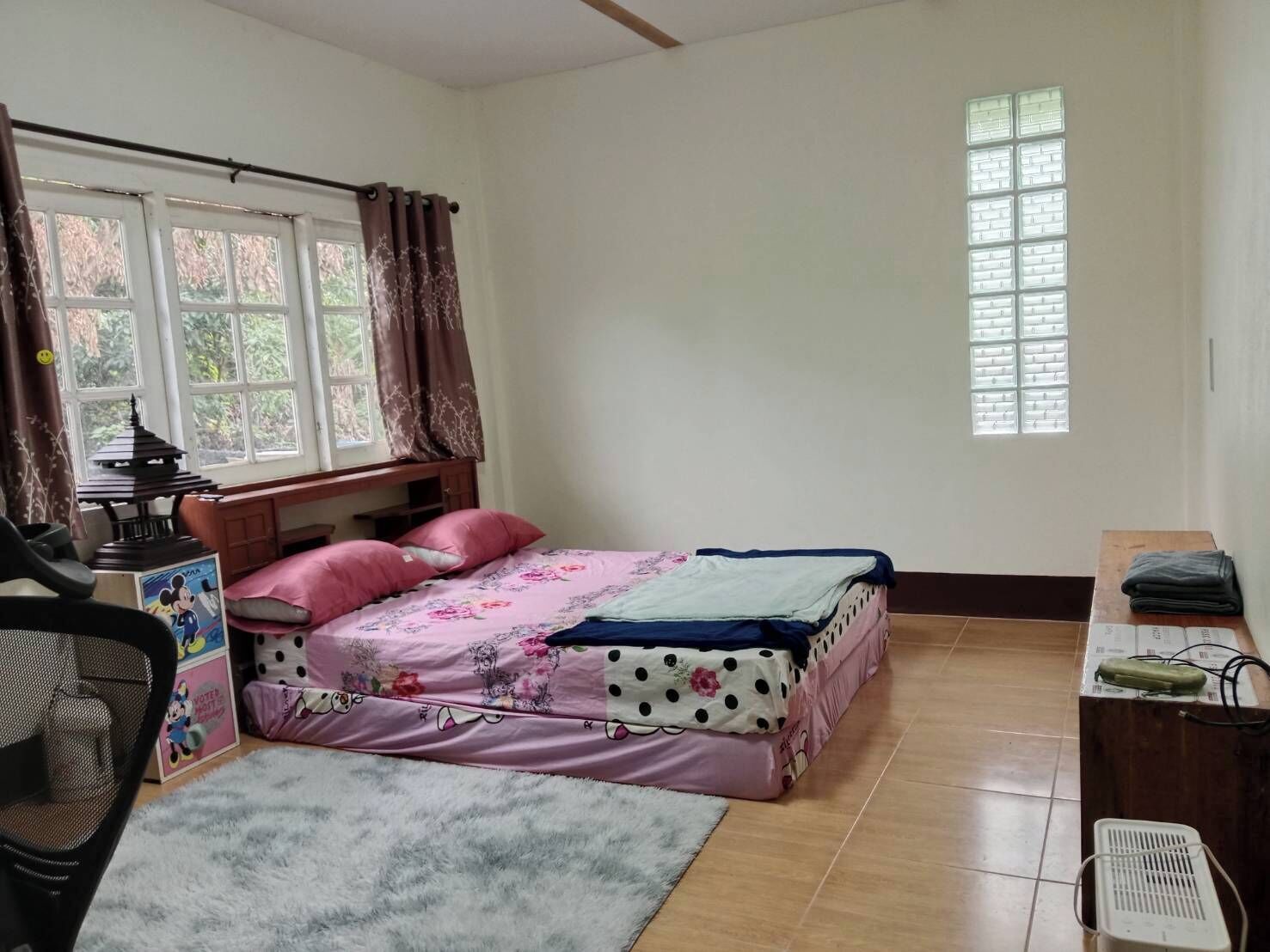 Iron/ironing board, WiFi, bed sheets