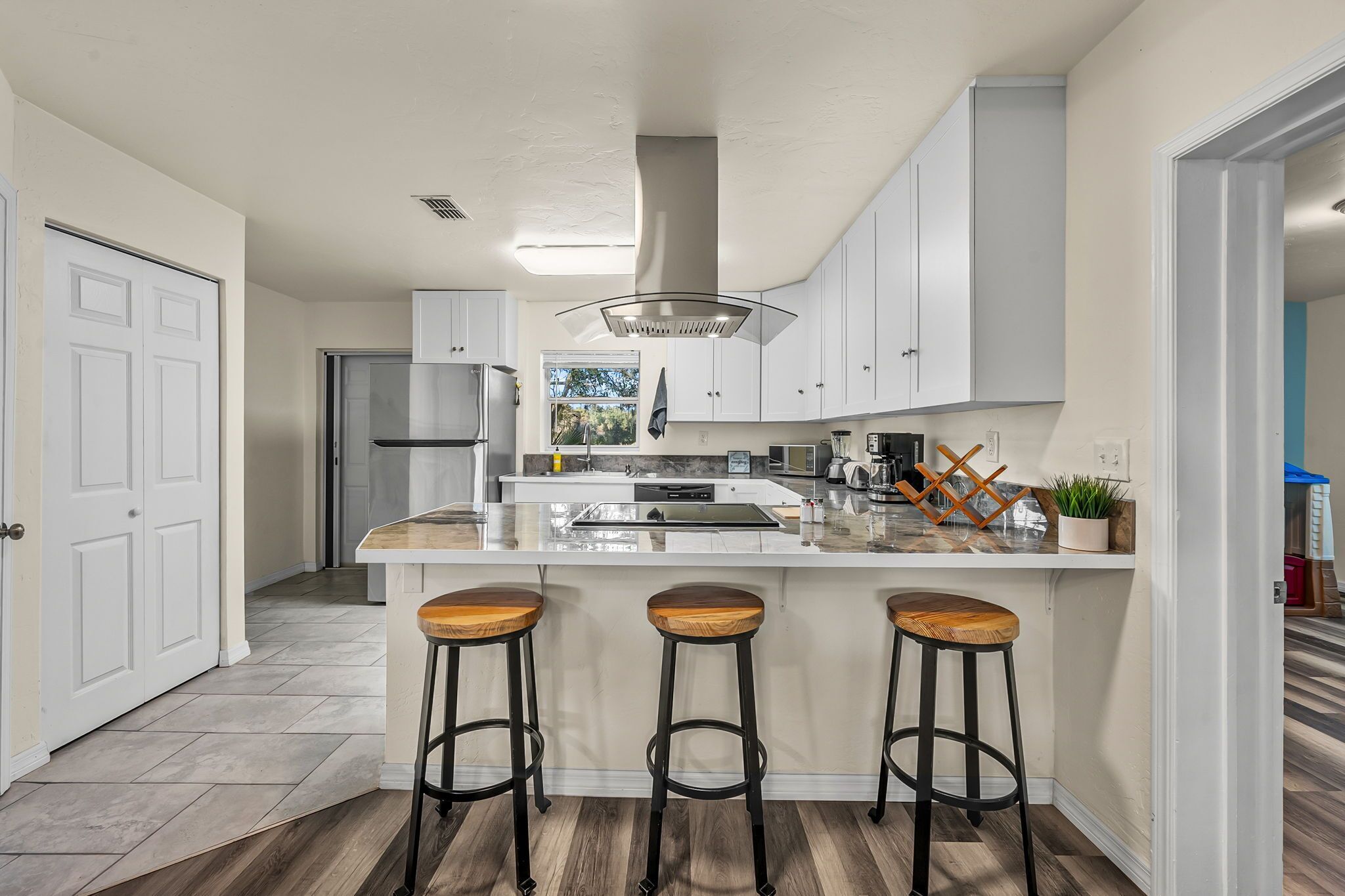 雪櫃、微波爐、焗爐、爐具