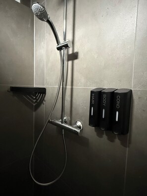 Shower, hair dryer, towels, soap - Noah's vacation oasis - luxury apartment, barrier-free (Schortens)