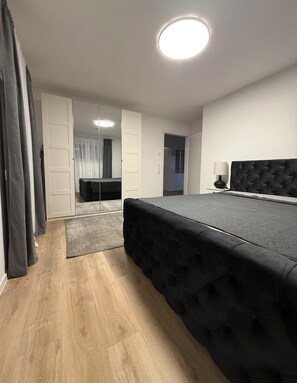 Schreibtisch, Bügeleisen/Bügelbrett, Bettwäsche