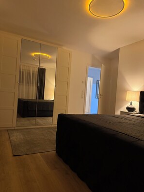 1 chambre, bureau, fer et planche à repasser, draps fournis