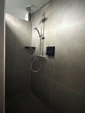 Dusche, Haartrockner, Handtücher, Seife