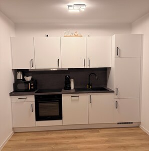 Kühlschrank, Mikrowelle, Ofen, Herdplatte