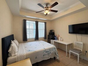 WiFi, bed sheets - NEW Beach Getaway Queen Studio near Naples (Bonita Springs)