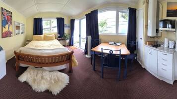 1 soverom, skrivebord, strykejern/-brett og wi-fi (inkludert)