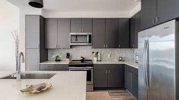 Mikrowelle, Ofen, Herdplatte, Geschirrspüler