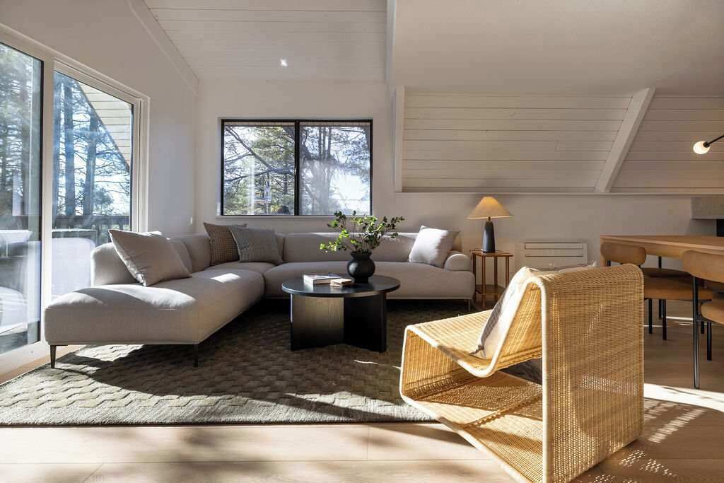 Televisie, een open haard en een kantoor