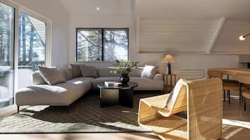 Televisie, een open haard en een kantoor