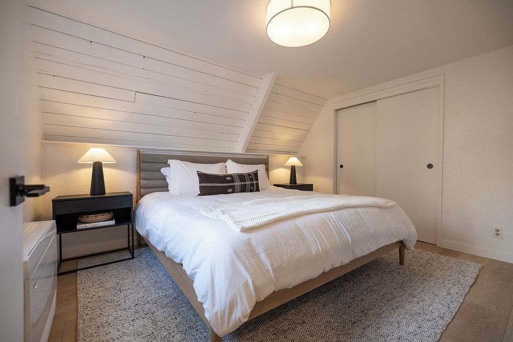 Een bureau, wifi, beddengoed