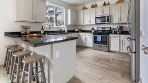 Coffee/tea maker, fridge, microwave, oven - 5BR Flagstaff Forest Home Mountain Retreat (Flagstaff)