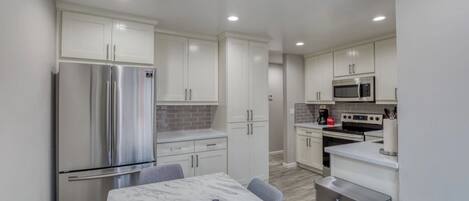 Mikroaaltouuni, uuni, liesi, astianpesukone