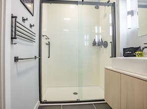 Shower, hair dryer, towels, shampoo - Prime/Sky-view 2BD Apartment In Northern Liberties (Philadelphia)