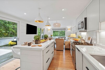 Serene 3-bedroom condo in charming Martha's Vineyard Oak Bluffs.