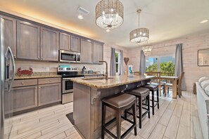 Coffee/tea maker, fridge, microwave, oven - 2 Min Walk To Beach, Pool, 2 King Suites, Poolview Balcony, 3BR, Sleeps 12 (Gulf Shores)