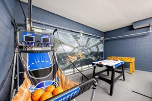 Games room - 6BR Disney Villa, Heated Pool and Game Room (Kissimmee)