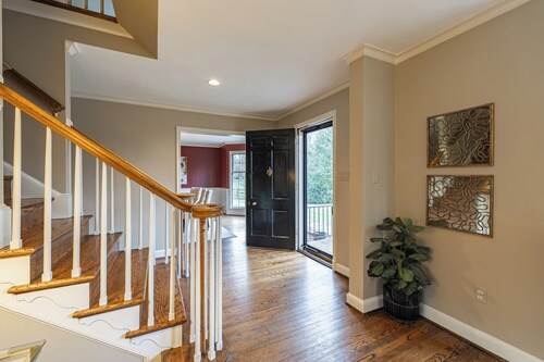 Gorgeous Spacious Entire House in Bethesda 8 Beds