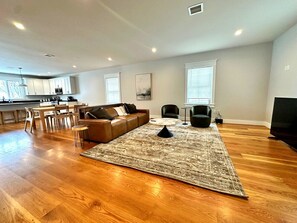 Una Smart TV, libros, una videoteca