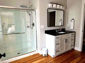 Shower, hair dryer, towels - Luxury 3BR with King Beds in Montgomery Village (Montgomery)