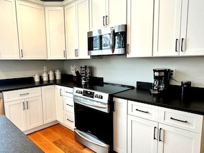 Frigorífico, microondas, horno y placa de cocina