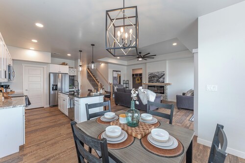 Modern cozy 4-bedroom house in pleasant Grand Junction