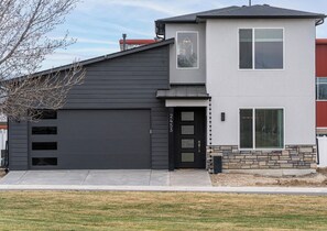 Exterior - Modern cozy 4-bedroom house in pleasant Grand Junction (Grand Junction)