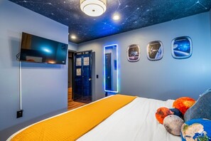 5 bedrooms, iron/ironing board, Internet, bed sheets - *NEW* Movie-themed, Speakeasy, Games, HotTub, Pets (McGaheysville)