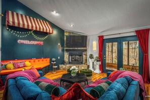 Living area - *NEW* Movie-themed, Speakeasy, Games, HotTub, Pets (McGaheysville)