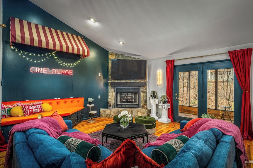 *New* Movie-themed, Speakeasy, Theatre, Games, Hottub, Pets - Shenandoah, VA