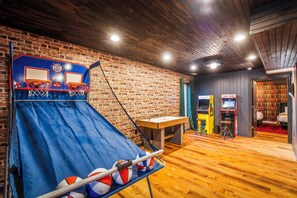 Games room - *NEW* Movie-themed, Speakeasy, Games, HotTub, Pets (McGaheysville)