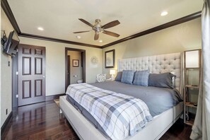 2 bedrooms, desk, iron/ironing board, WiFi - Lakeview Home in Rogers with Firepit & Balcony (Rogers)