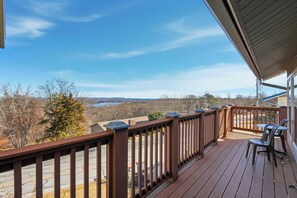 Property grounds - Lakeview Home in Rogers with Firepit & Balcony (Rogers)