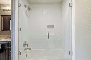 Shower, hair dryer, towels - Lakeview Home in Rogers with Firepit & Balcony (Rogers)