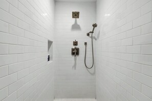 Shower, hair dryer, towels - Lakeview Home in Rogers with Firepit & Balcony (Rogers)