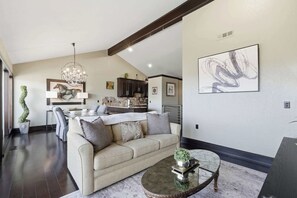 TV, offices - Lakeview Home in Rogers with Firepit & Balcony (Rogers)