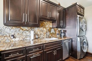 Interior - Lakeview Home in Rogers with Firepit & Balcony (Rogers)