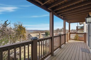 Property grounds - Lakeview Home in Rogers with Firepit & Balcony (Rogers)