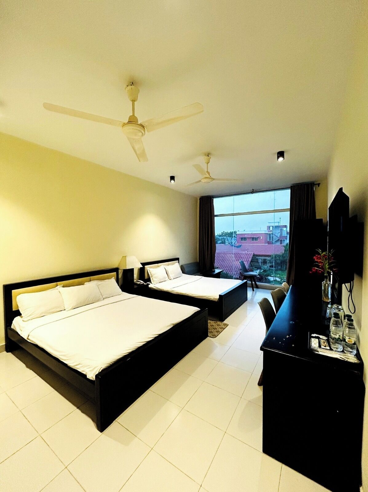 Luxe vierpersoonskamer | Een bureau, gratis wifi, beddengoed