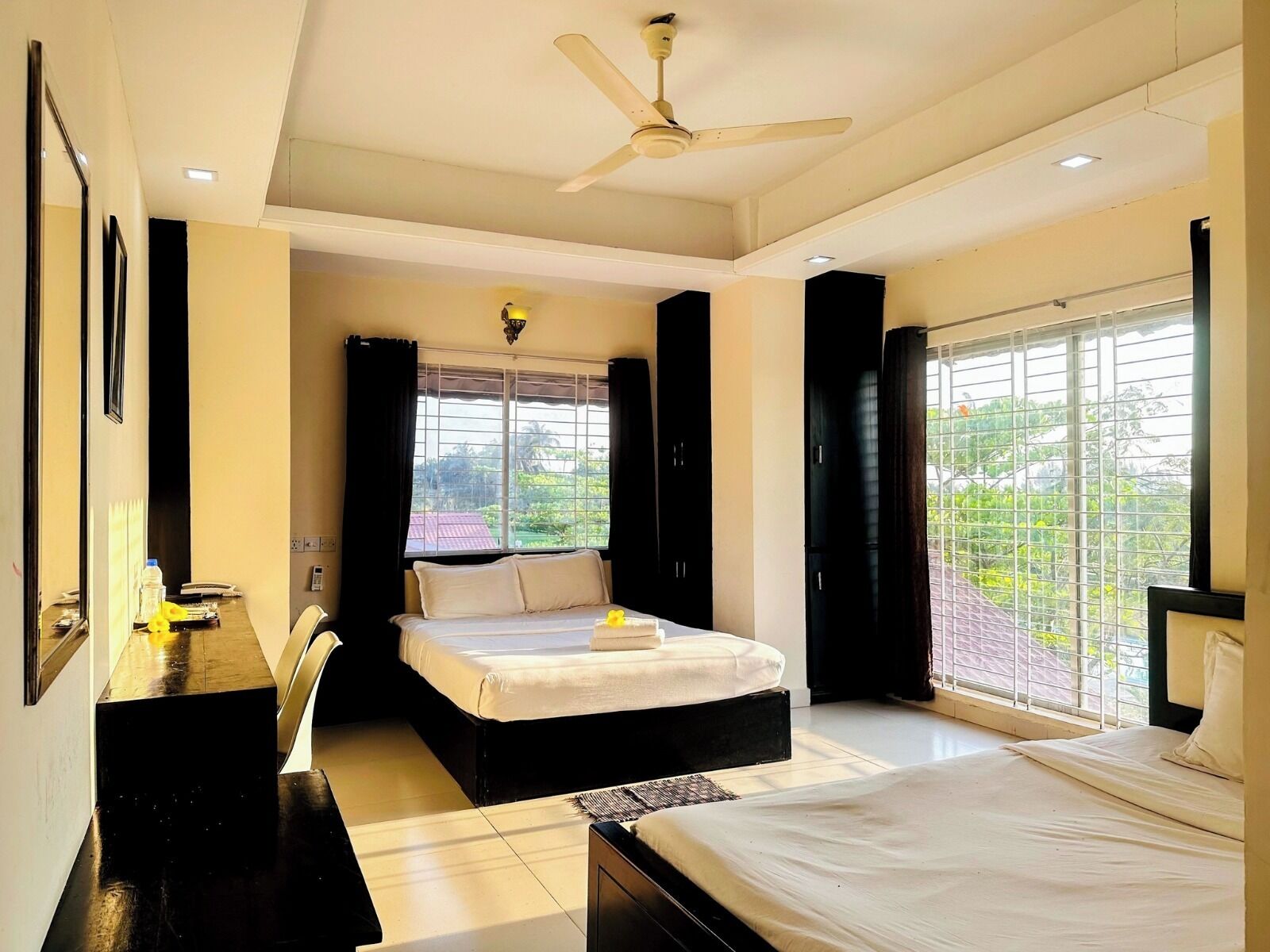 Een bureau, gratis wifi, beddengoed