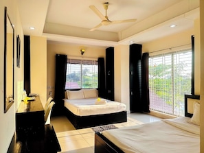 Escritorio, wifi gratis y ropa de cama