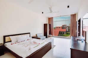Desk, free WiFi, bed sheets - Marina Beach Villas Resort Cox's Bazar (Cox's Bazar)