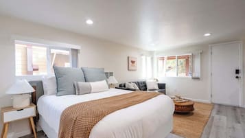 Tabla de planchar con plancha, cuna de viaje, wifi y ropa de cama