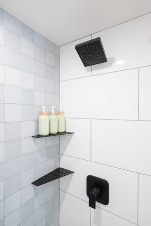 Een douche, een haardroger, handdoeken
