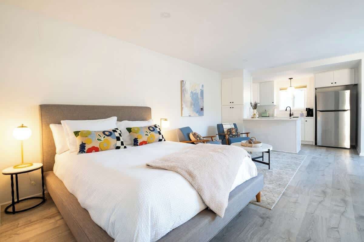 Iron/ironing board, travel crib, WiFi, bed sheets